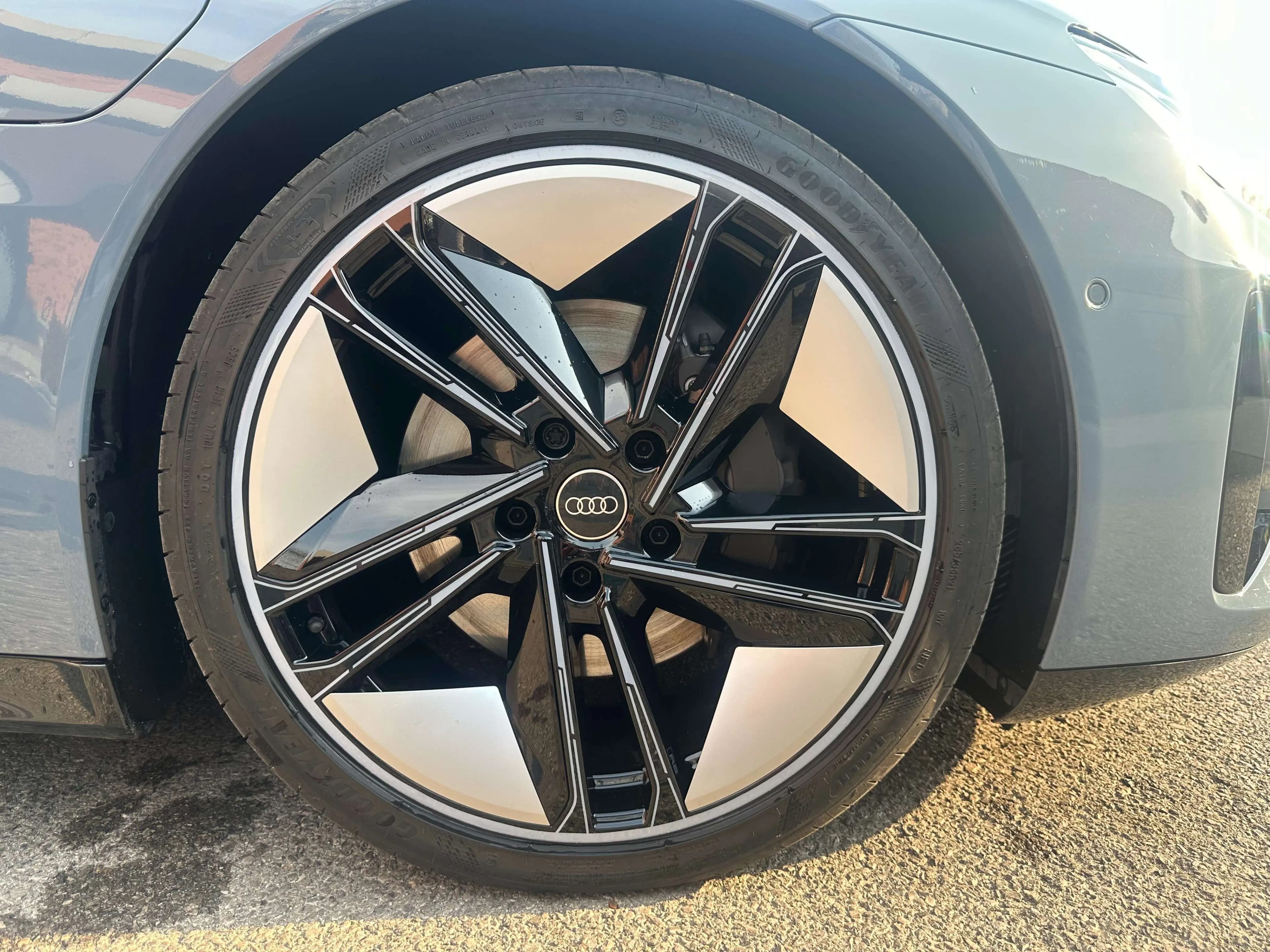 Audi e-tron GT 2024 г. 9027 км. — фото 15