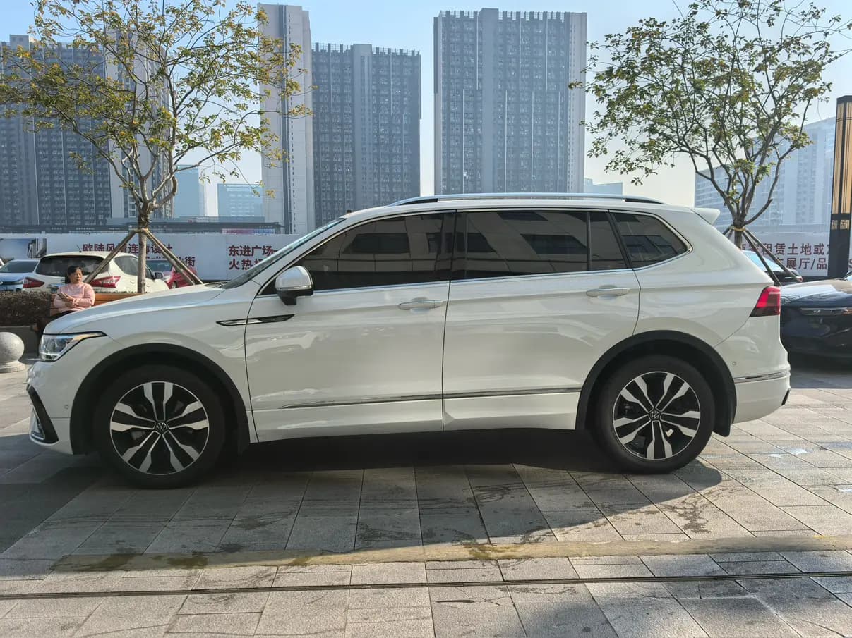 Volkswagen Tiguan L 2023 г. 20249 км. — фото 2