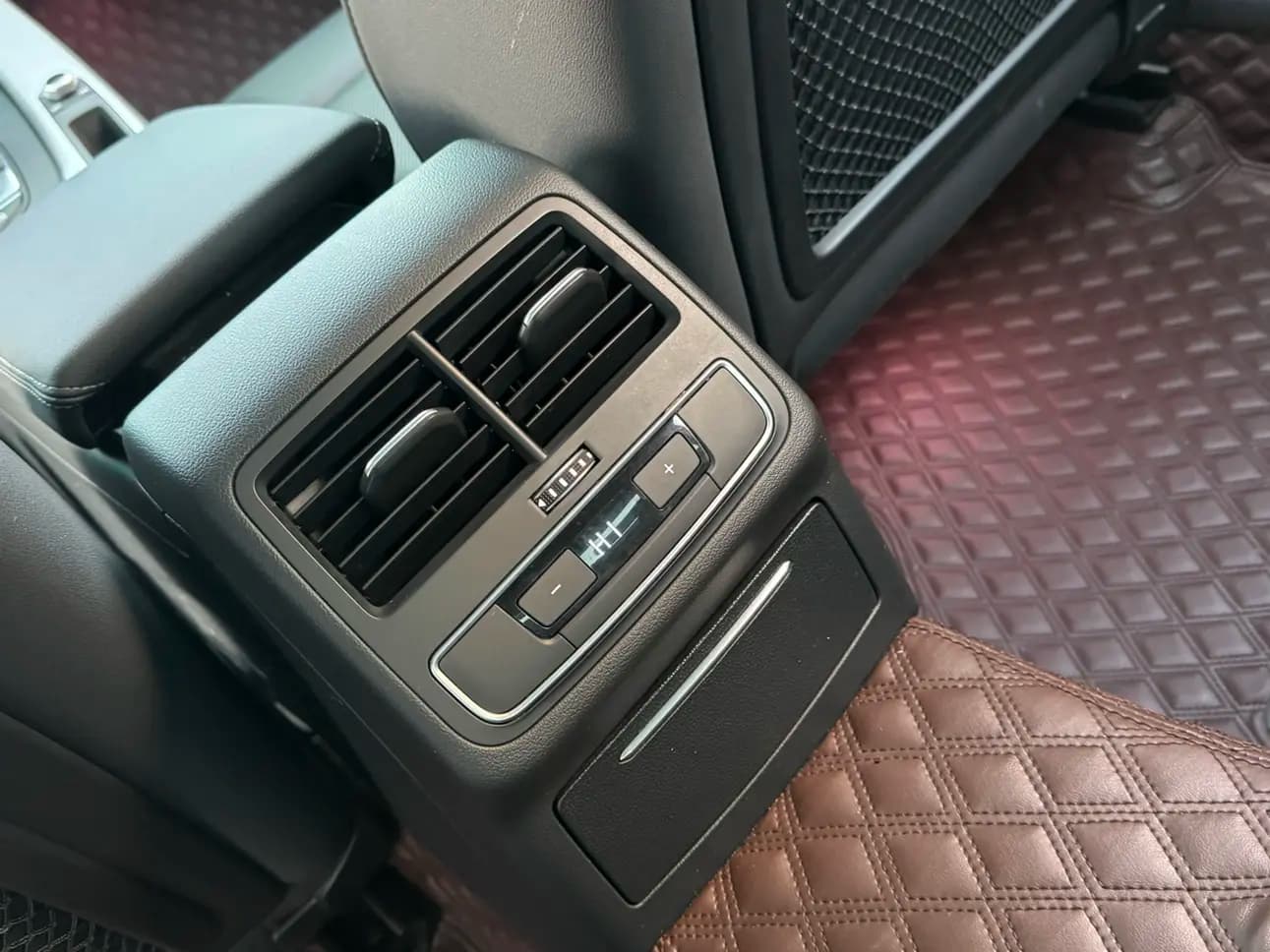 Audi A4L 2022 г. 73365 км. — фото 16