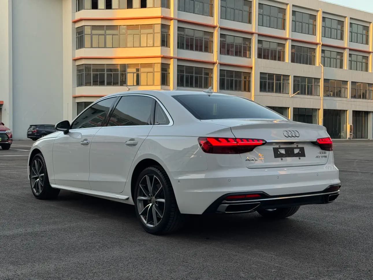 Audi A4L 2022 г. 73365 км. — фото 5