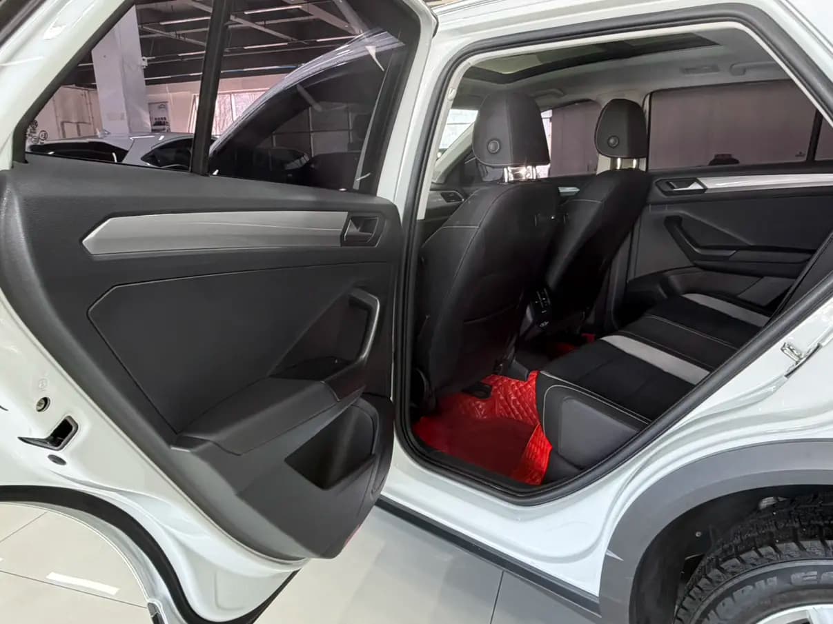 Volkswagen T-Roc 2023 г. 44124 км. — фото 11