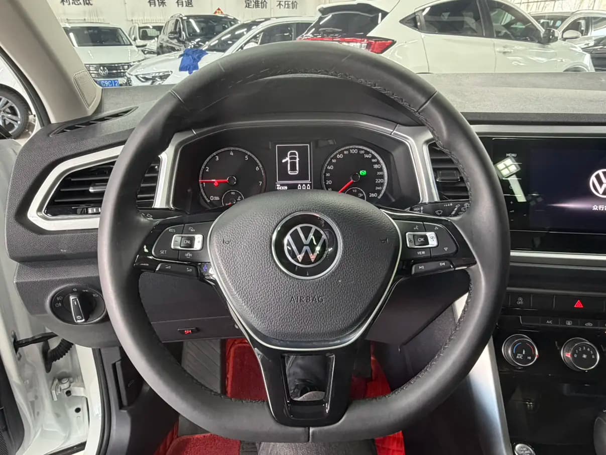 Volkswagen T-Roc 2023 г. 44124 км. — фото 10