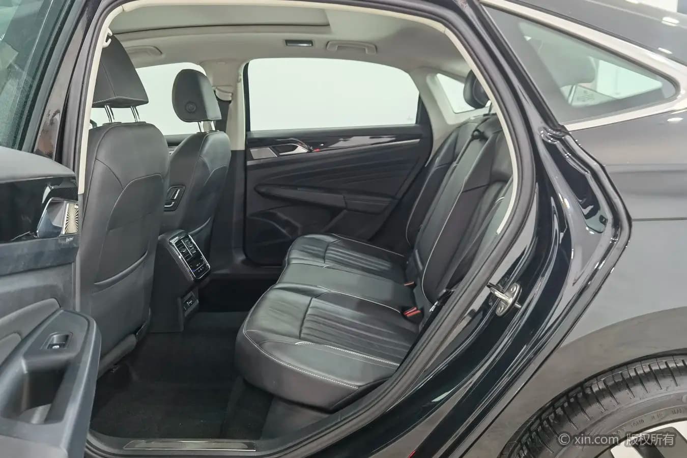 Volkswagen Passat 2023 г. 24213 км. — фото 19