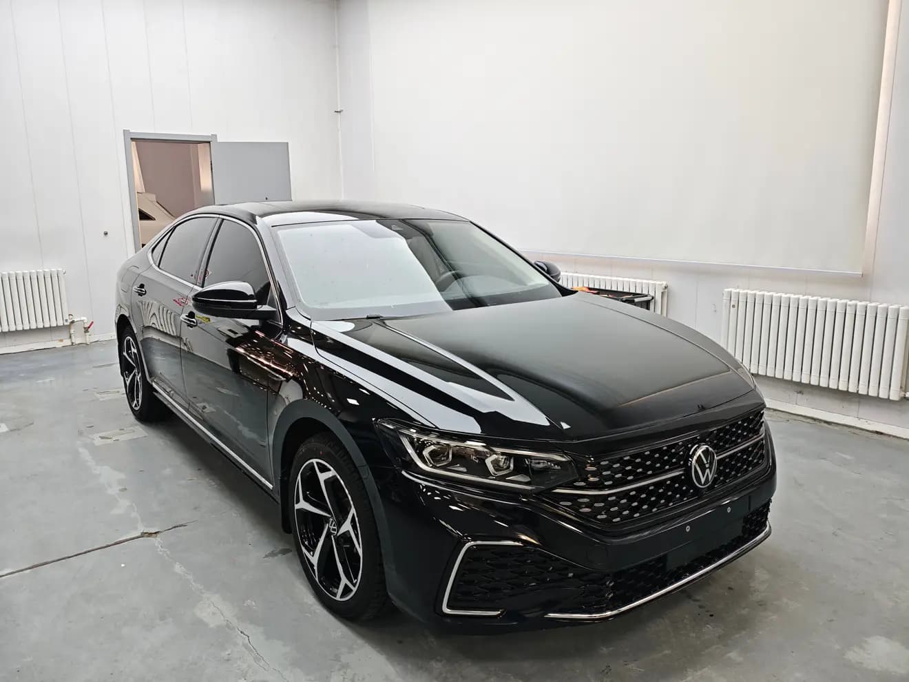Volkswagen Passat 2023 г. 29616 км. — фото 2