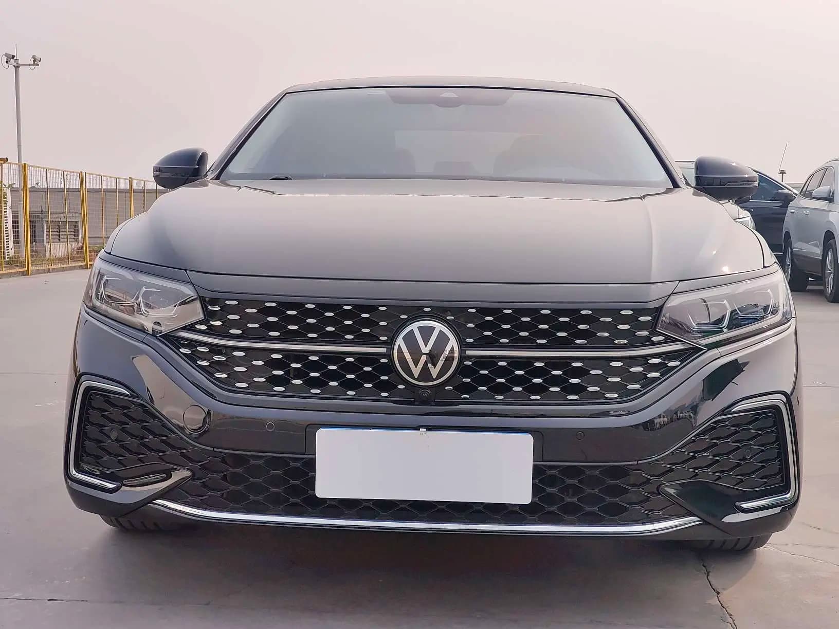 Volkswagen Passat 2023 г. 40117 км. — фото 2
