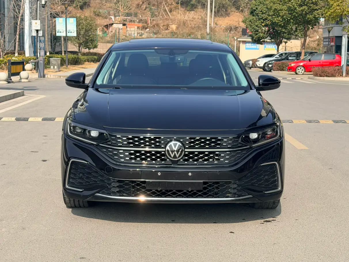 Volkswagen Passat 2023 г. 57119 км. — фото 2