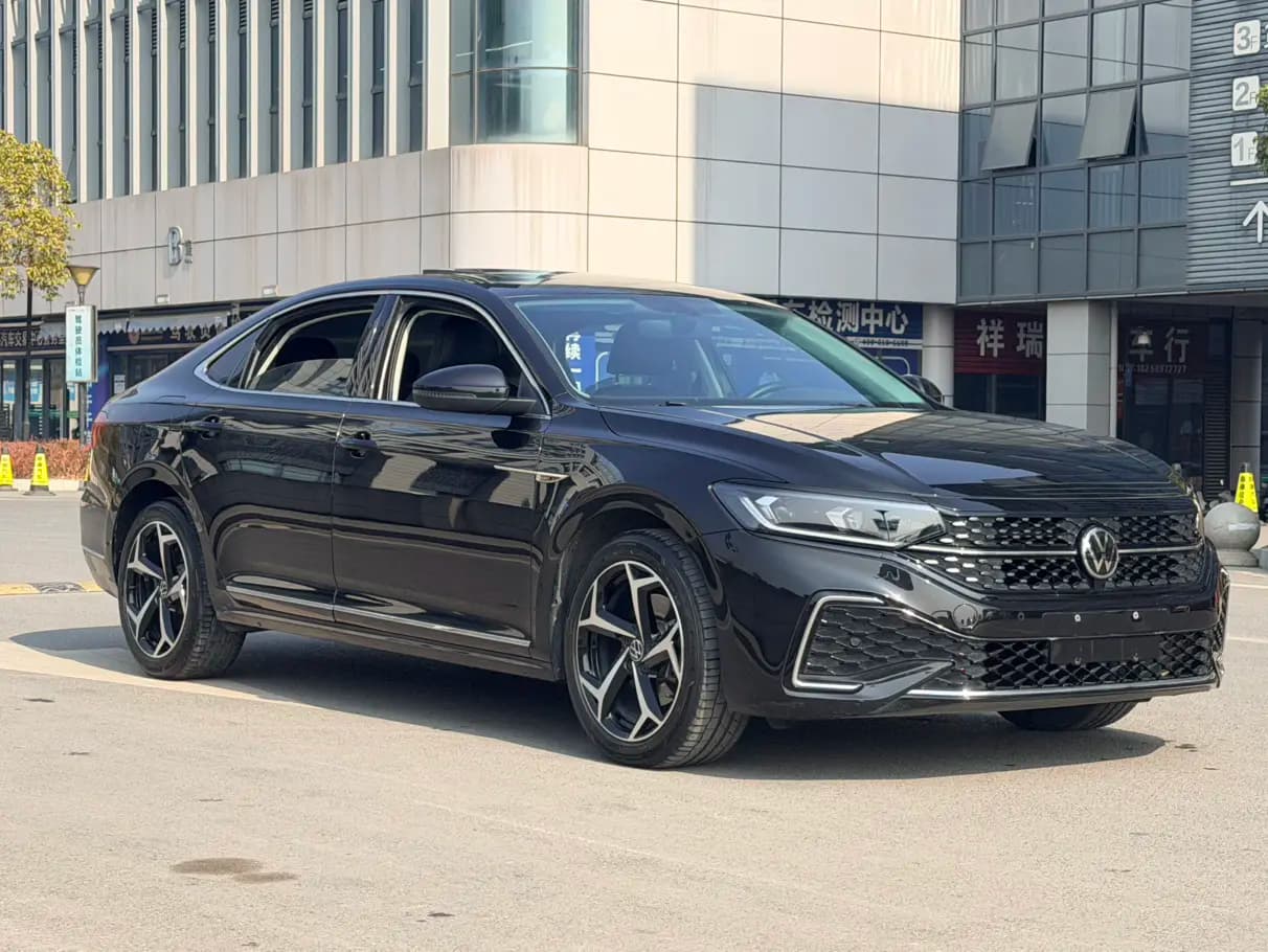 Volkswagen Passat 2023 г. 57119 км. — фото 3