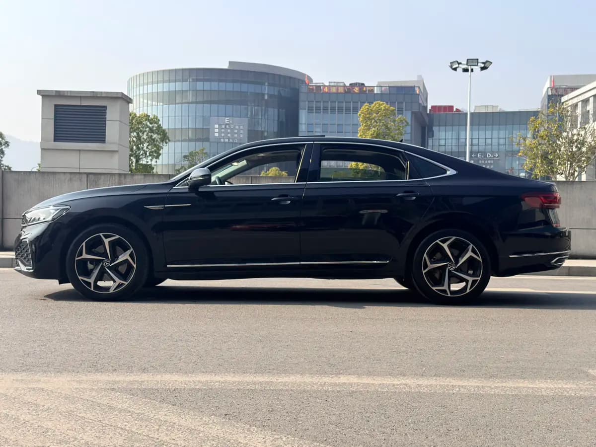 Volkswagen Passat 2023 г. 57119 км. — фото 4