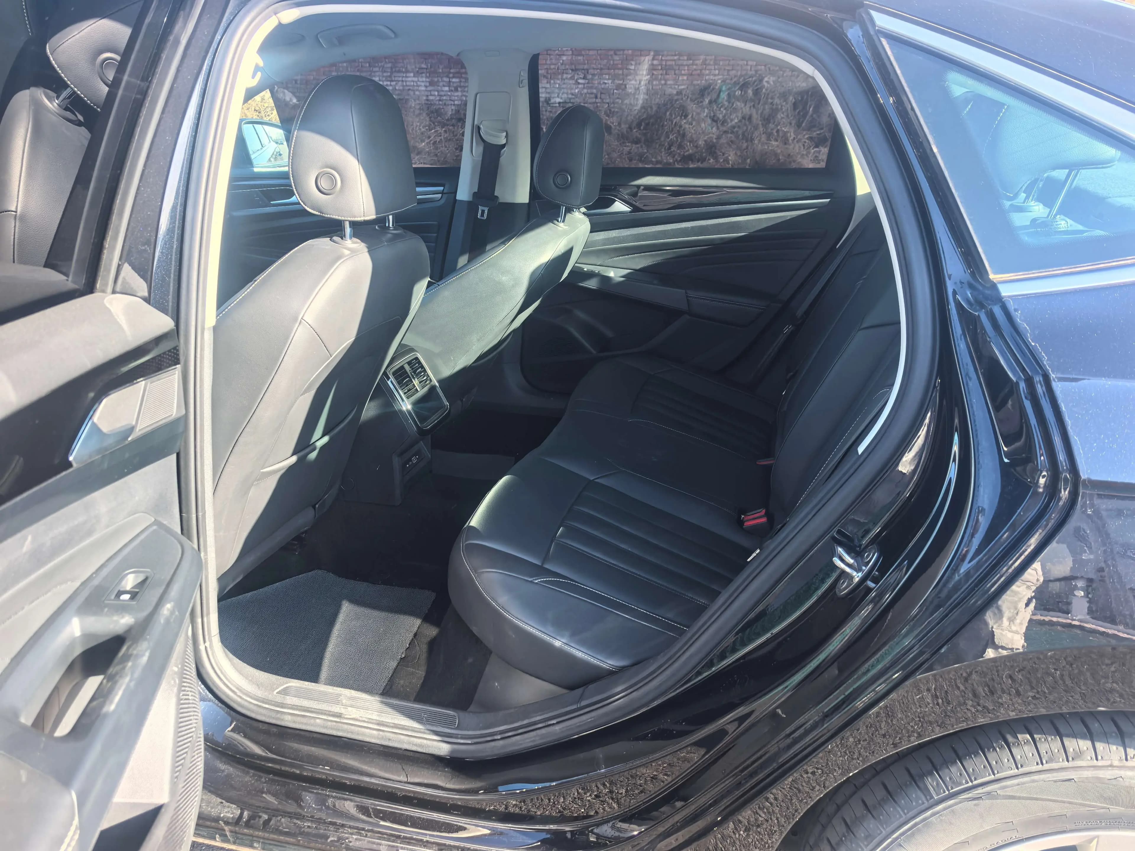 Volkswagen Passat 2023 г. 91122 км. — фото 9