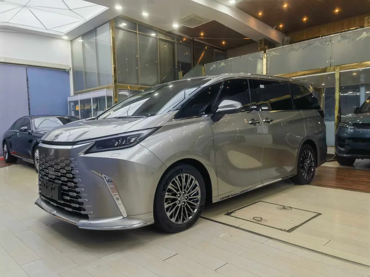 Lexus LM 2024 г. 17079 км.