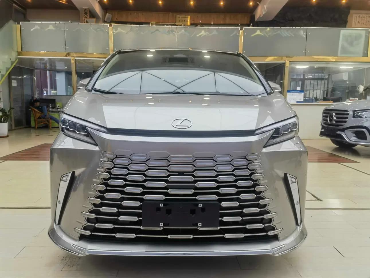 Lexus LM 2024 г. 17079 км. — фото 2