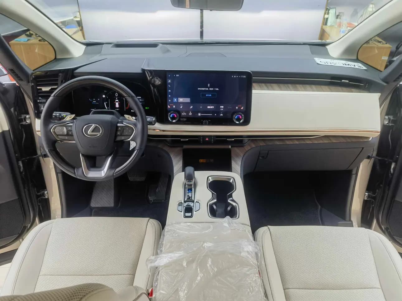 Lexus LM 2024 г. 17079 км. — фото 12
