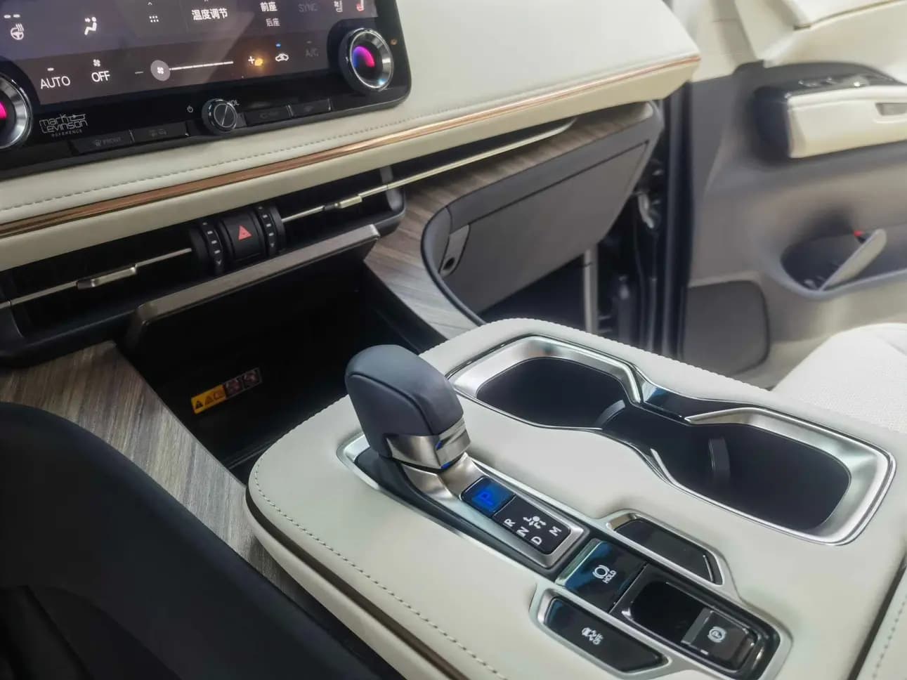 Lexus LM 2024 г. 17079 км. — фото 14