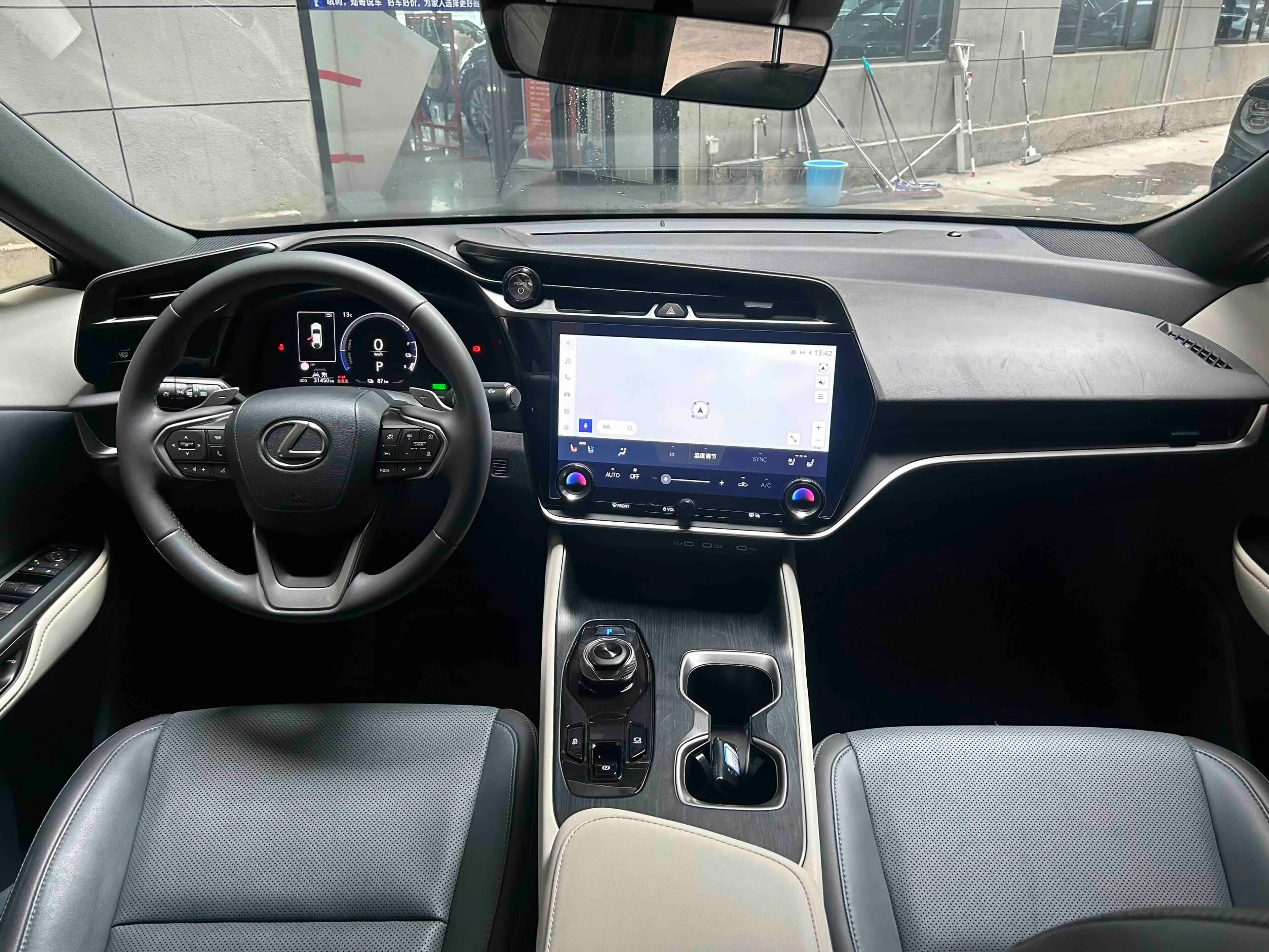 Lexus RZ 2023 г. 32094 км. — фото 11