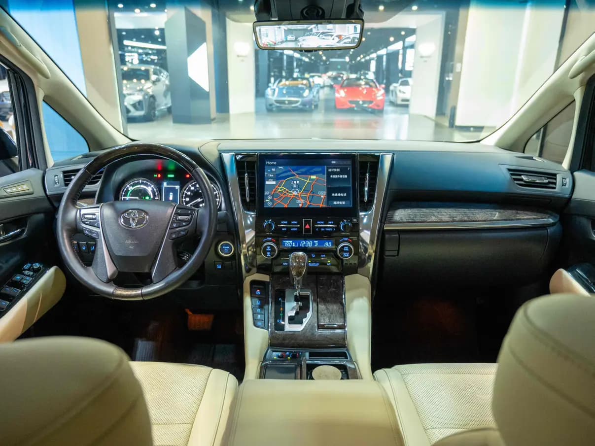 Toyota Alphard 2023 г. 52134 км. — фото 12