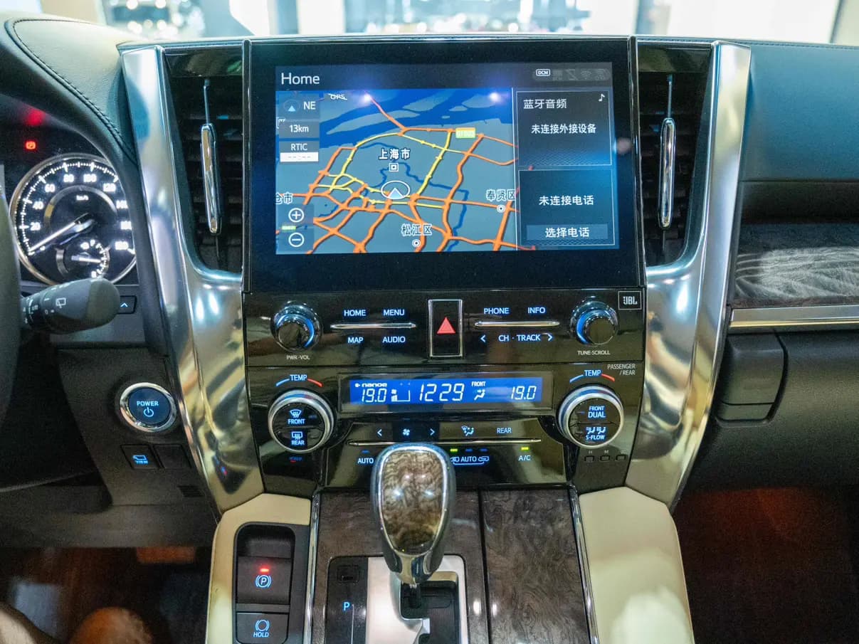 Toyota Alphard 2023 г. 52134 км. — фото 13