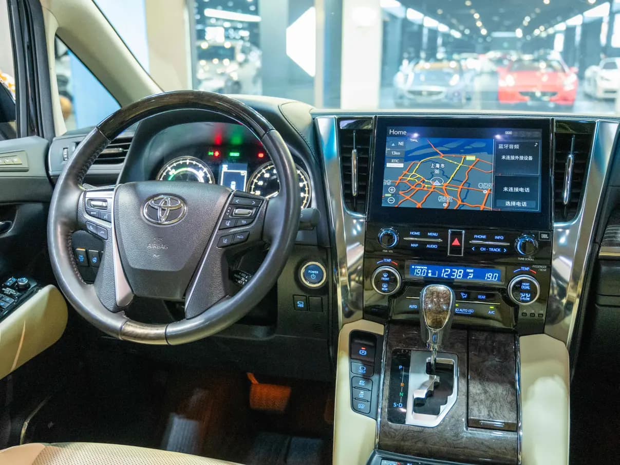Toyota Alphard 2023 г. 52134 км. — фото 16