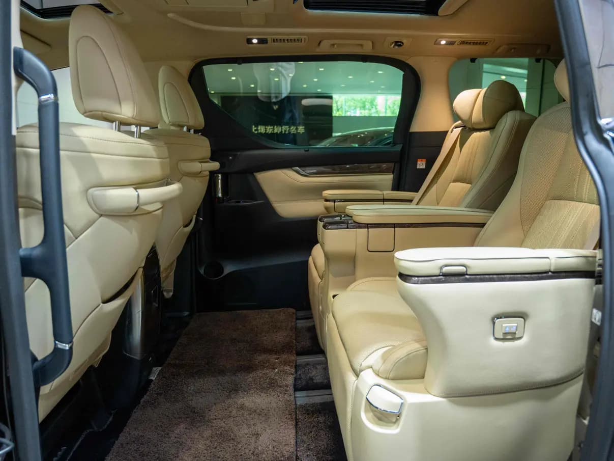 Toyota Alphard 2023 г. 52134 км. — фото 19