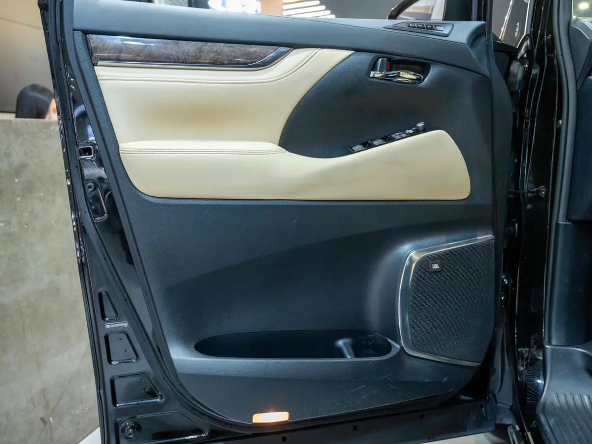 Toyota Alphard 2023 г. 52134 км. — фото 22