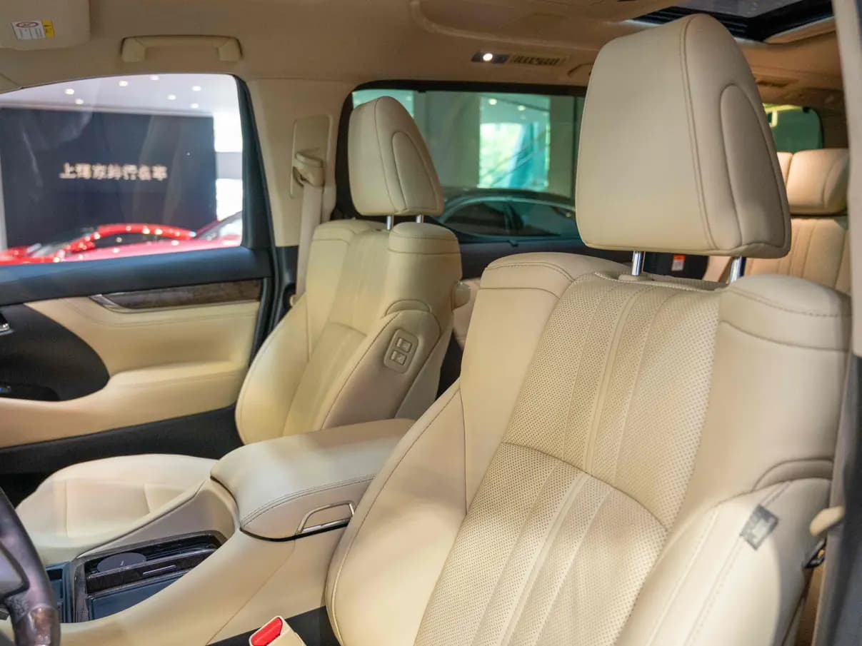 Toyota Alphard 2023 г. 52134 км. — фото 24