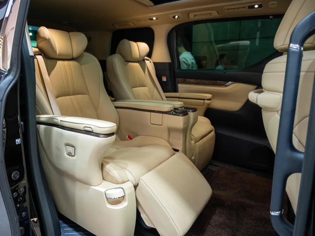 Toyota Alphard 2023 г. 52134 км. — фото 25