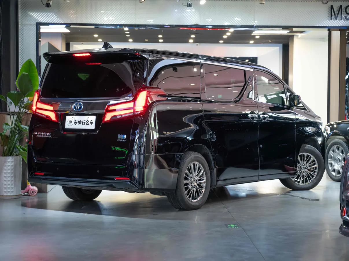 Toyota Alphard 2023 г. 52134 км. — фото 4