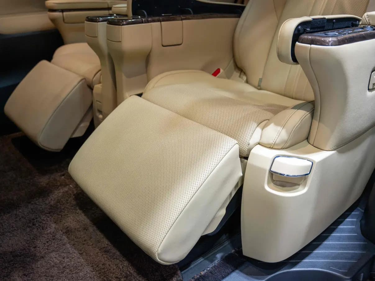 Toyota Alphard 2023 г. 52134 км. — фото 10