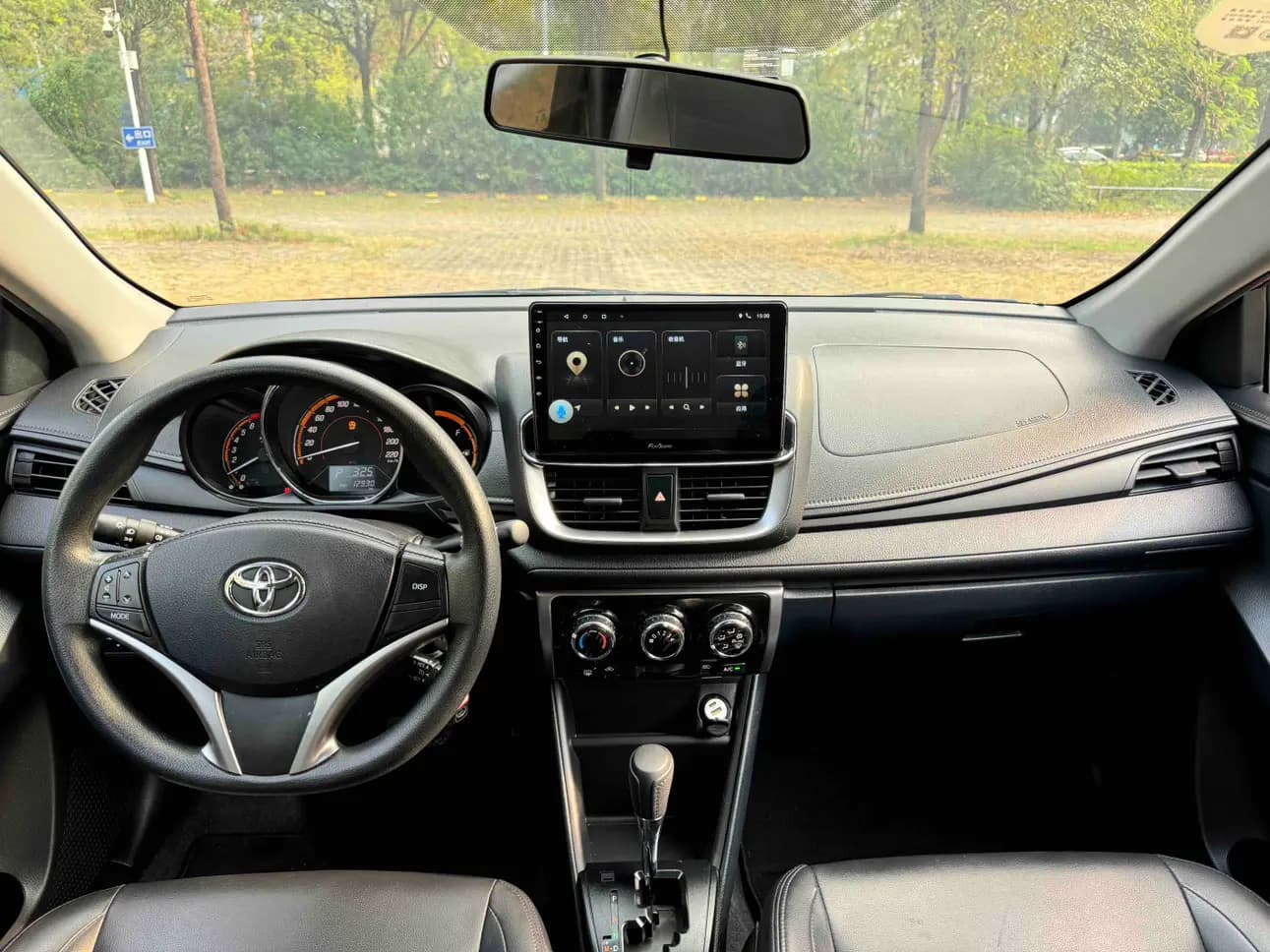 Toyota Yaris L 2022 г. 13042 км. — фото 17