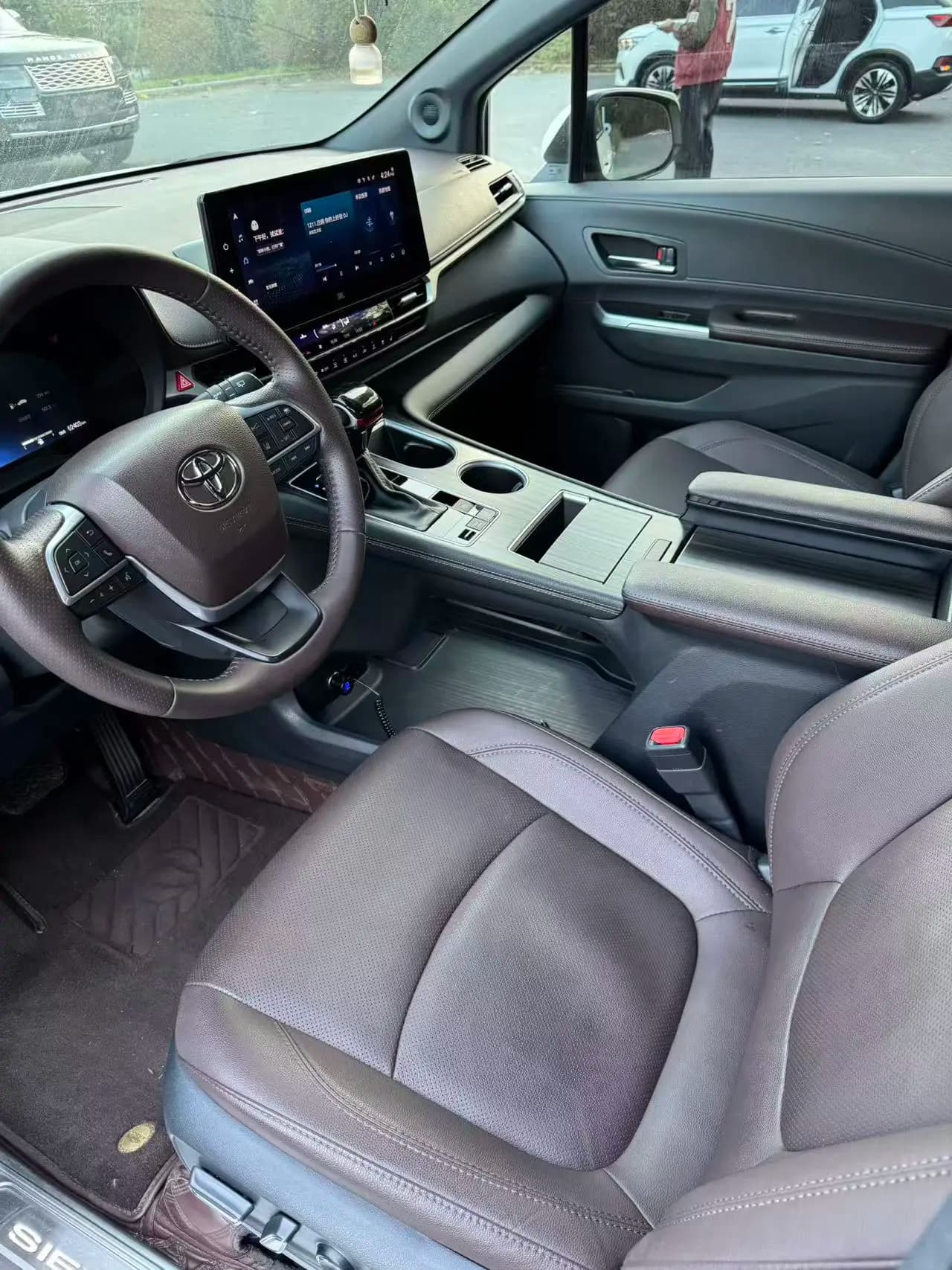 Toyota Sienna 2023 г. 60026 км. — фото 4