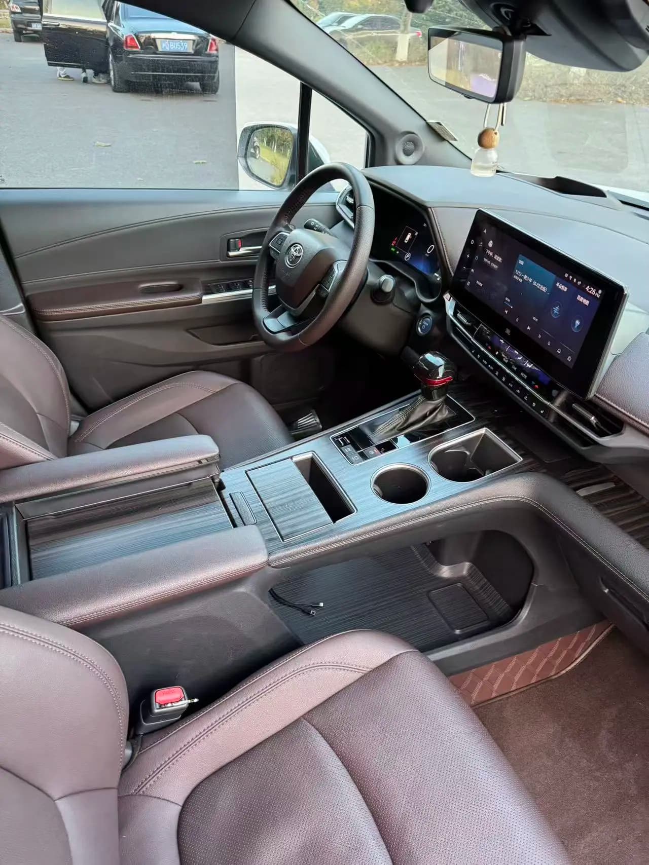 Toyota Sienna 2023 г. 60026 км. — фото 8