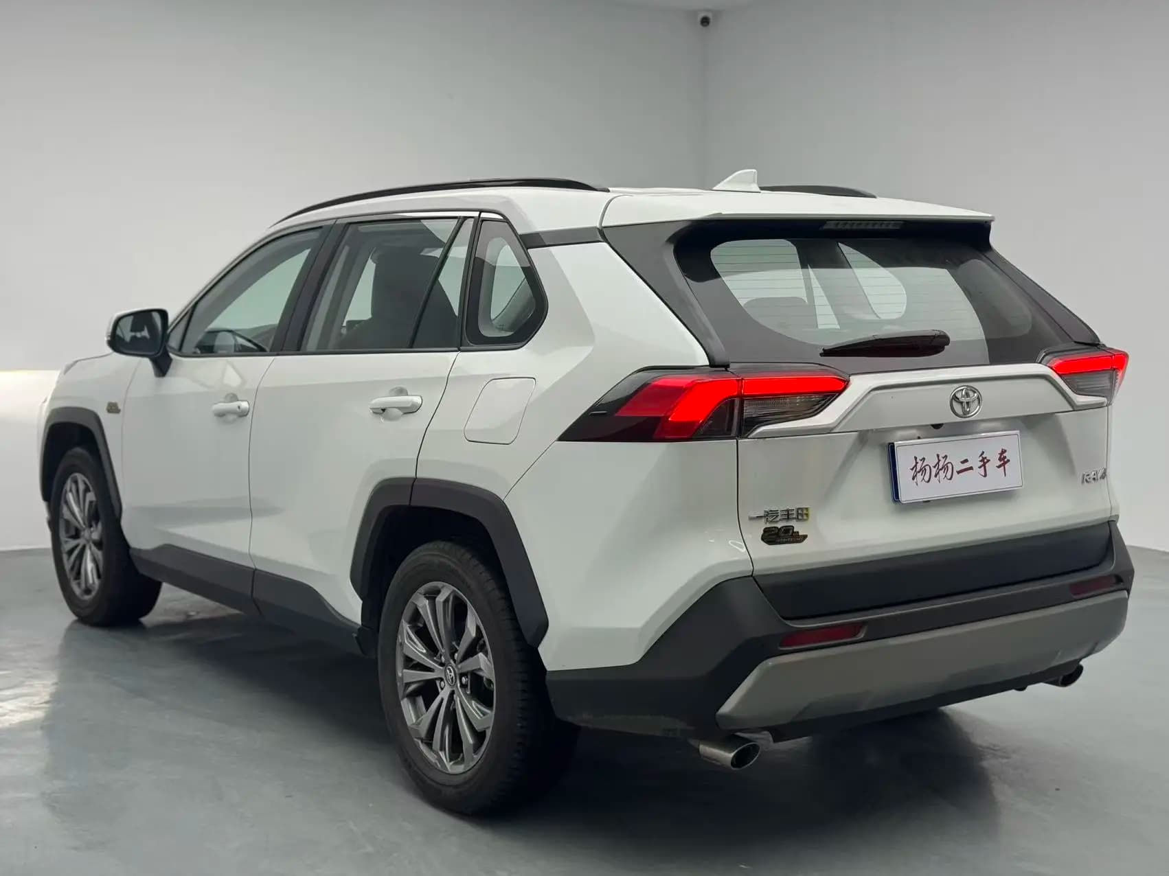 Toyota RAV4 2023 г. 42095 км. — фото 4