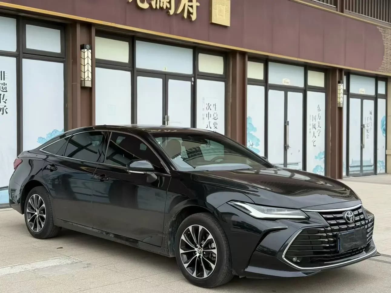 Toyota Avalon 2024 г. 7415 км. — фото 3