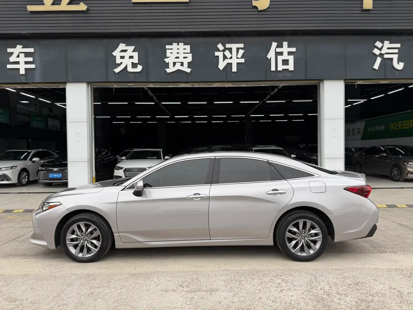 Toyota Avalon 2022 г. 40000 км. — фото 4