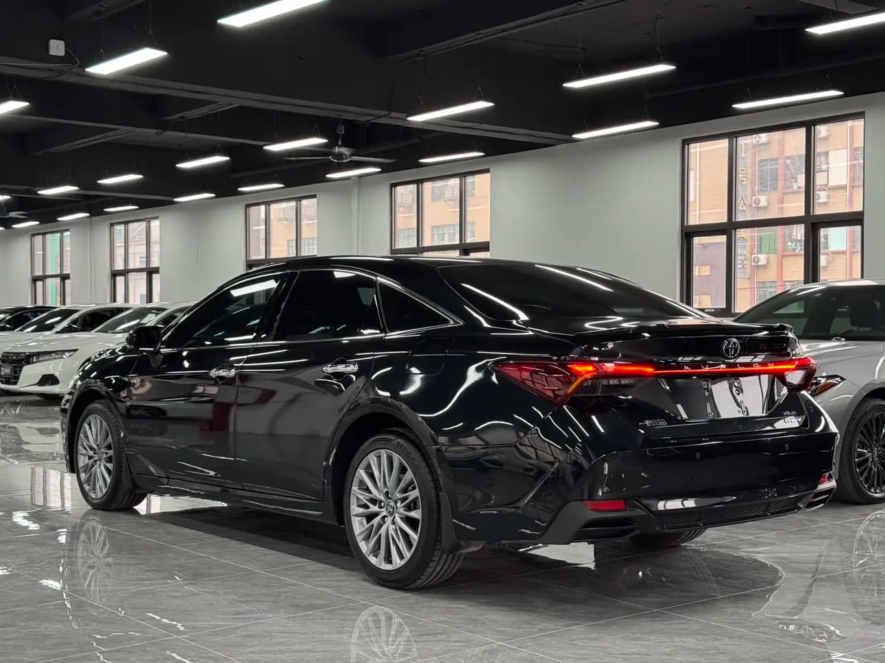 Toyota Avalon 2024 г. 21000 км. — фото 4