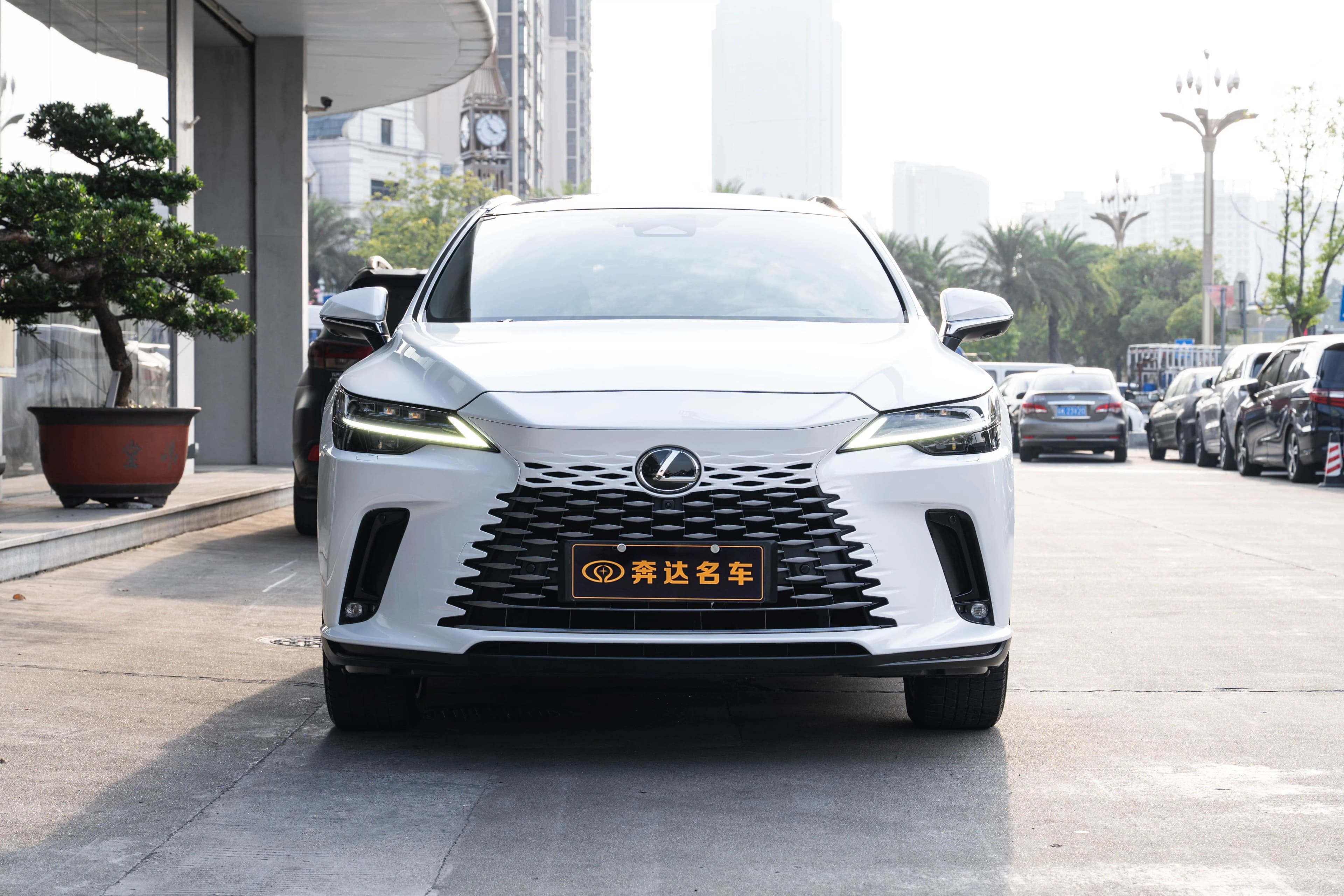 Lexus RX PHEV 2023 г. 37356 км. — фото 2