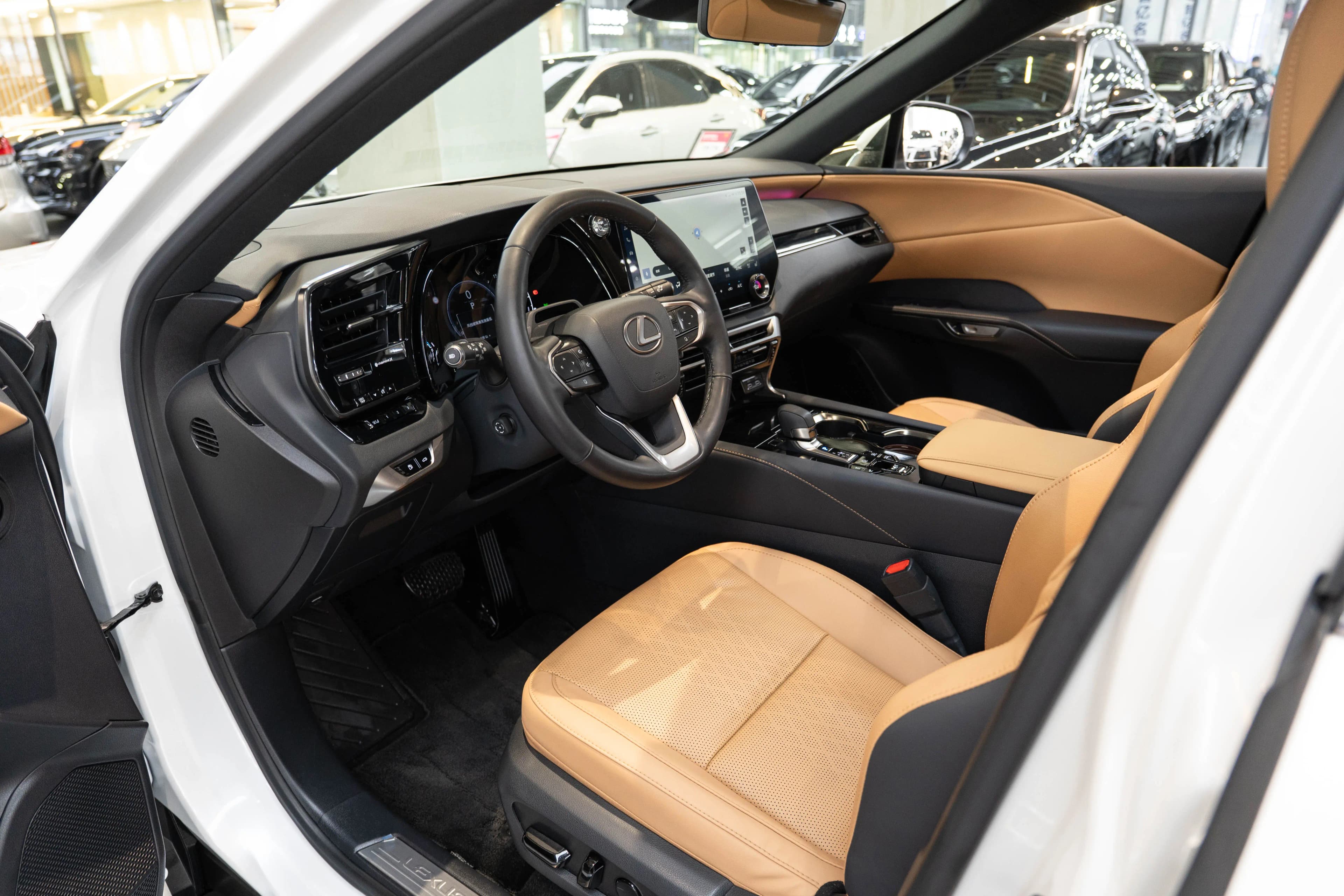 Lexus RX PHEV 2023 г. 37356 км. — фото 20