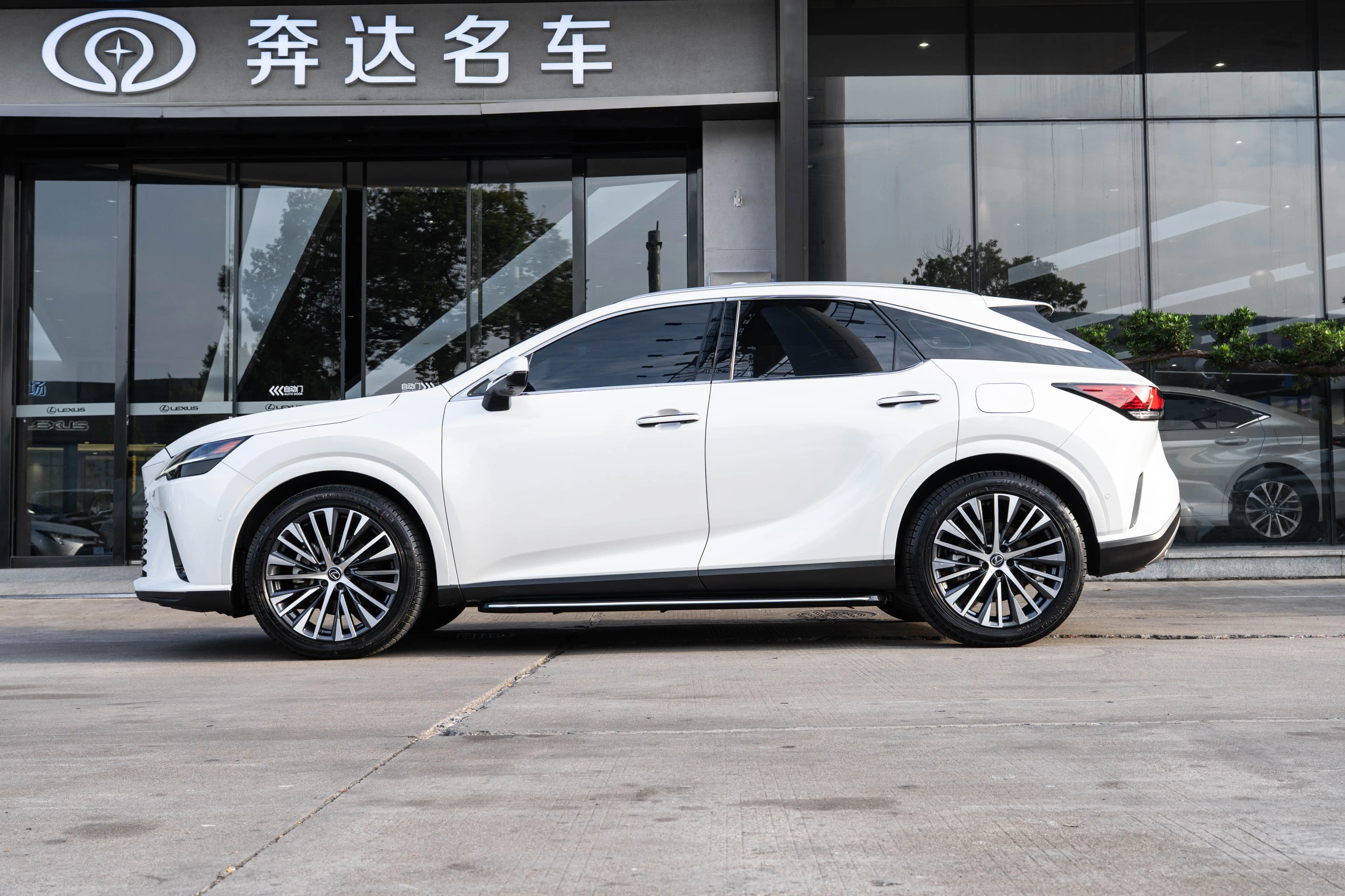Lexus RX PHEV 2023 г. 37356 км. — фото 3