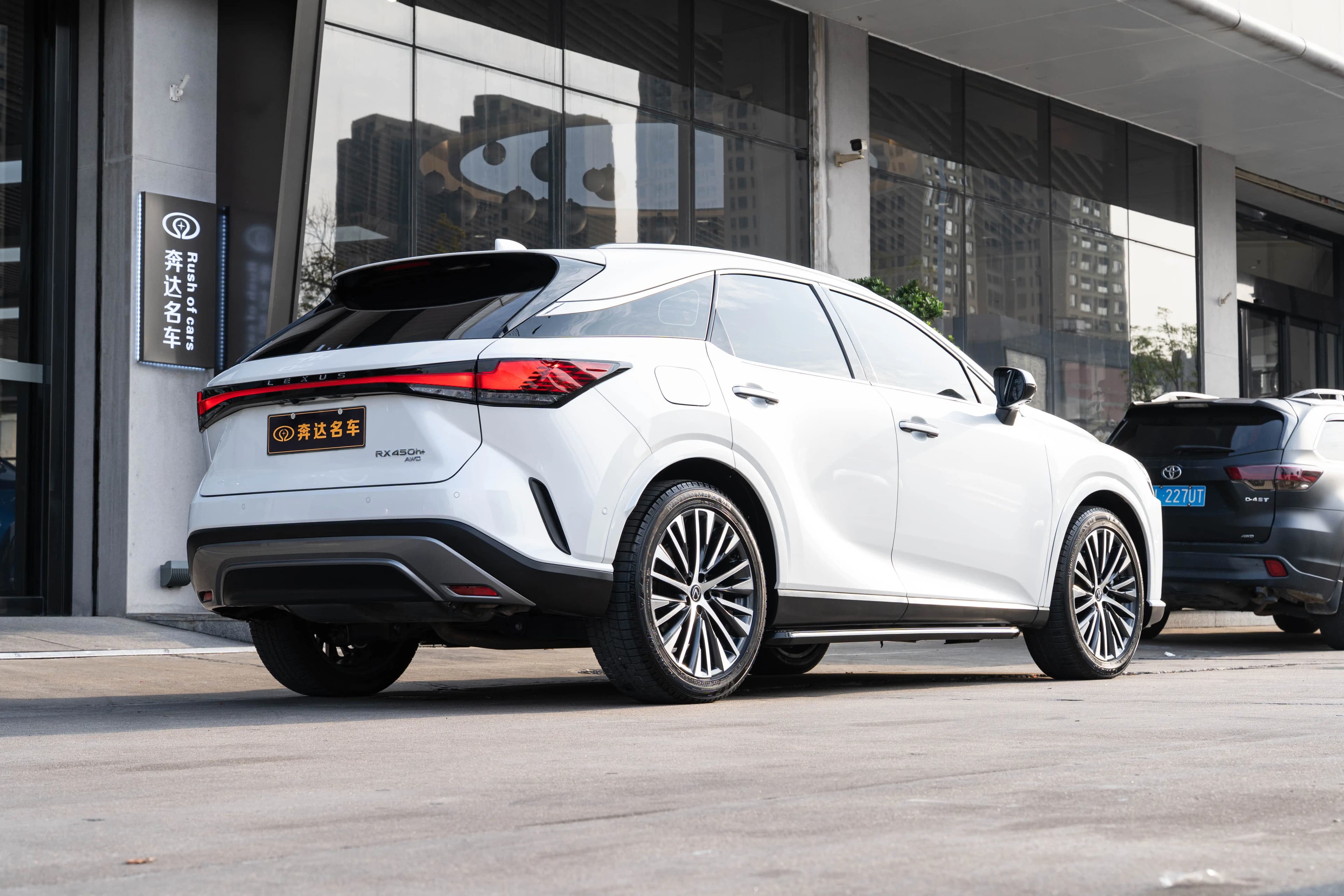 Lexus RX PHEV 2023 г. 37356 км. — фото 5