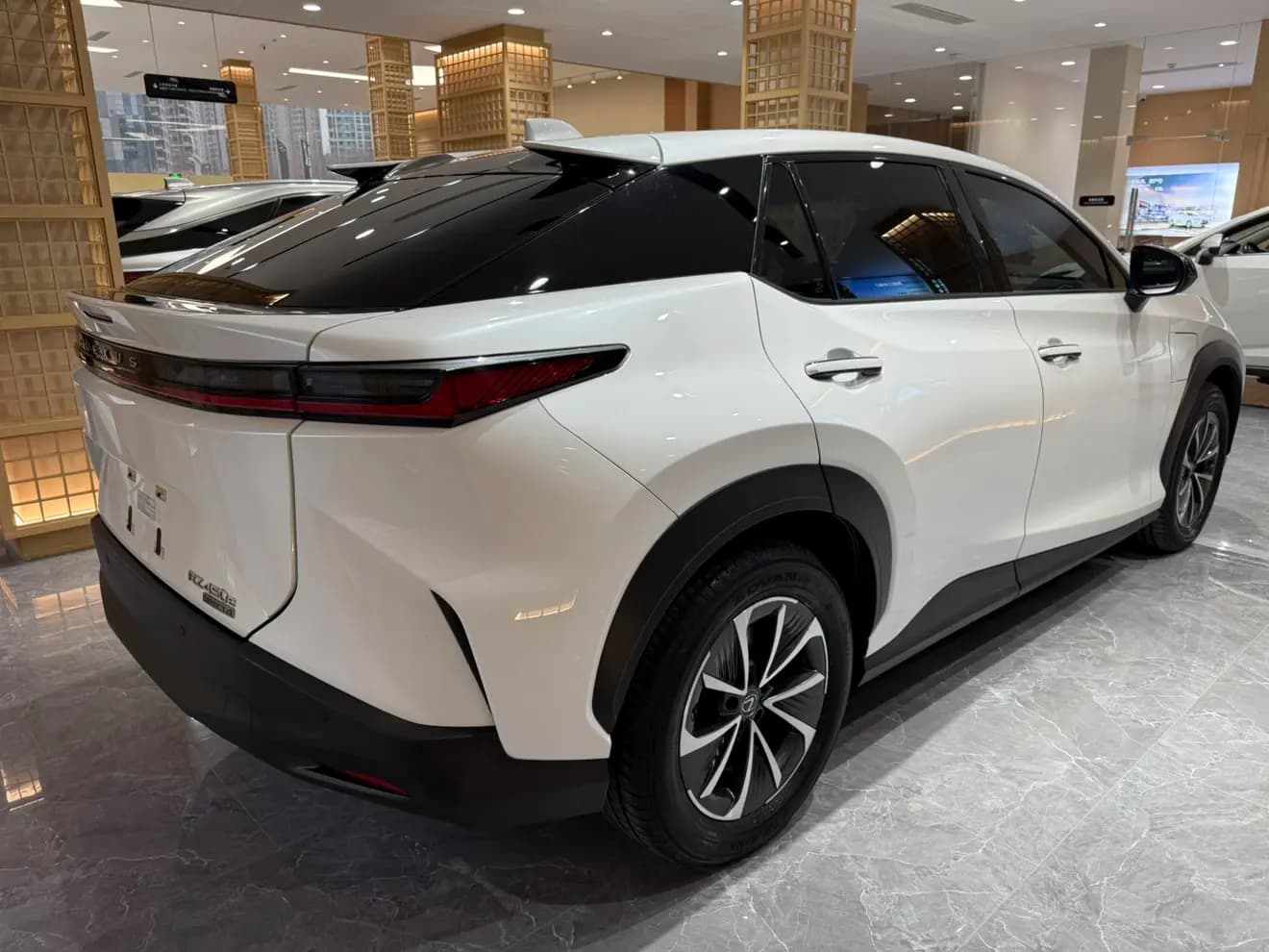 Lexus RZ 2024 г. 43100 км. — фото 4
