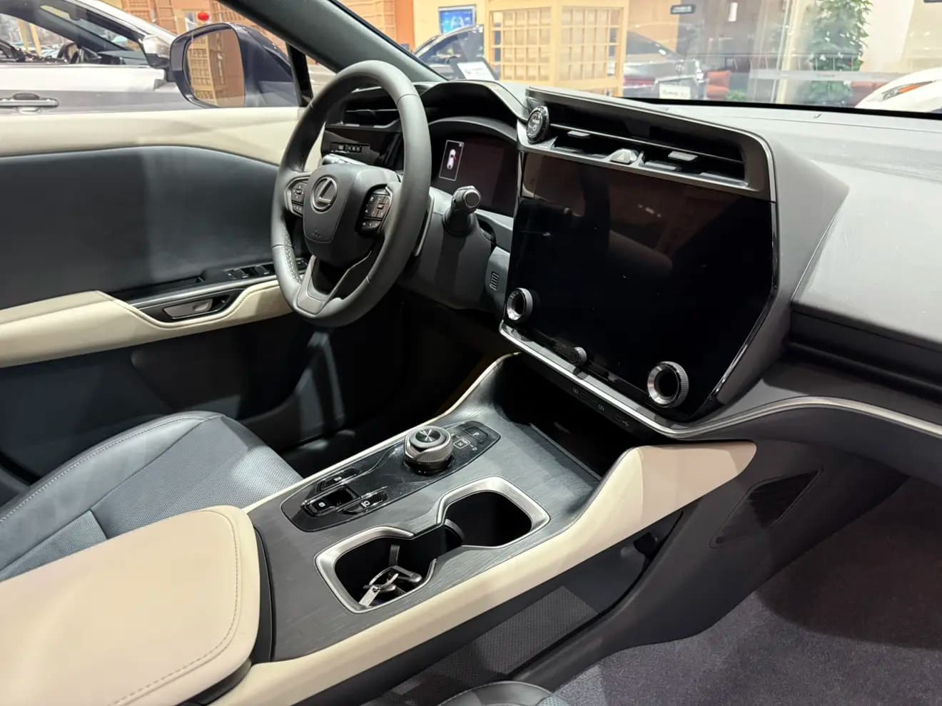 Lexus RZ 2024 г. 43100 км. — фото 6
