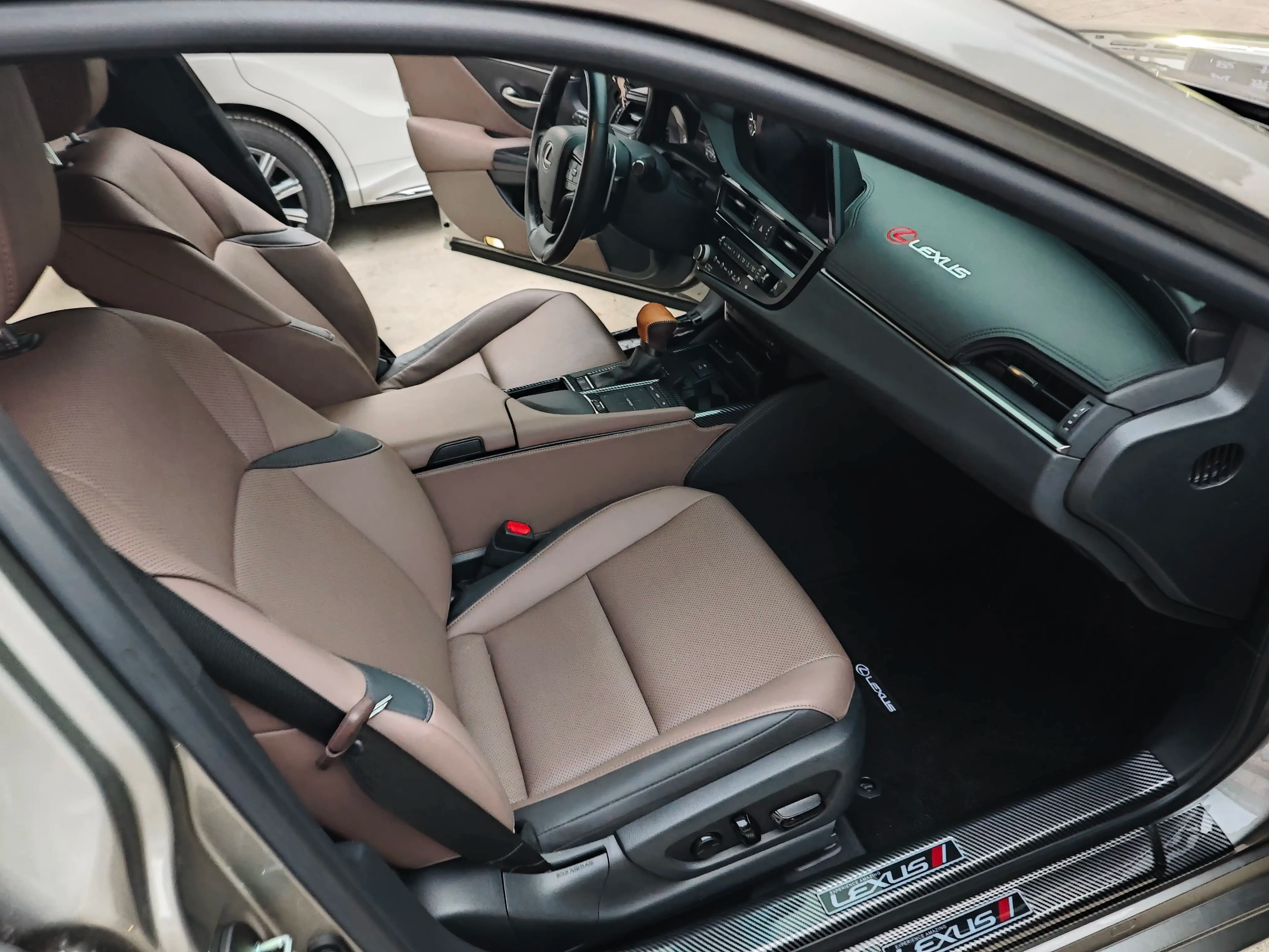 Lexus ES 2022 г. 48030 км. — фото 11