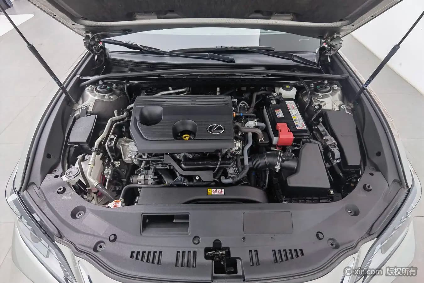 Lexus ES 2023 г. 50631 км. — фото 5