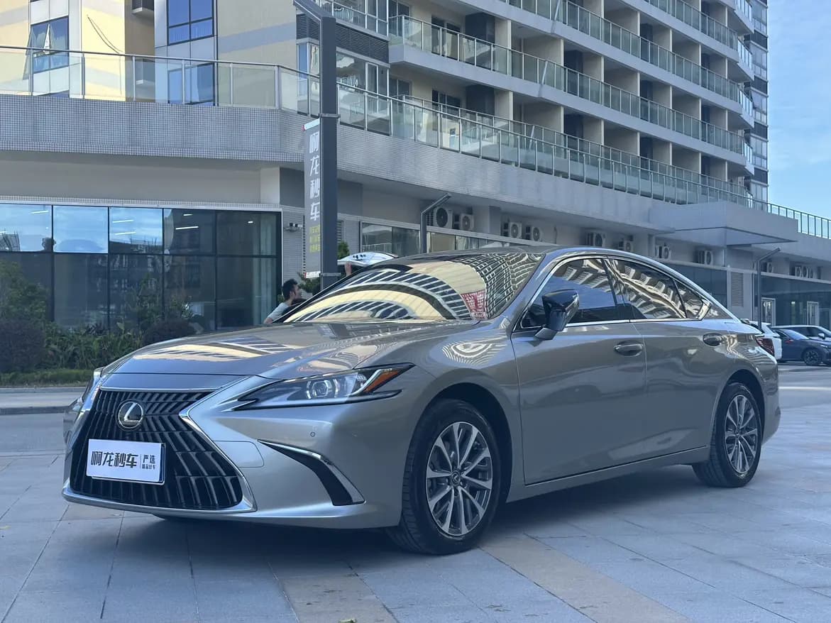 Lexus ES 2023 г. 38333 км.