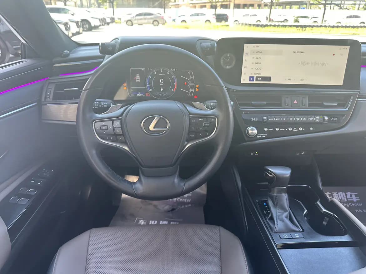 Lexus ES 2023 г. 38333 км. — фото 17