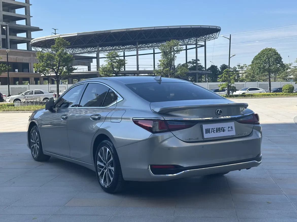 Lexus ES 2023 г. 38333 км. — фото 4