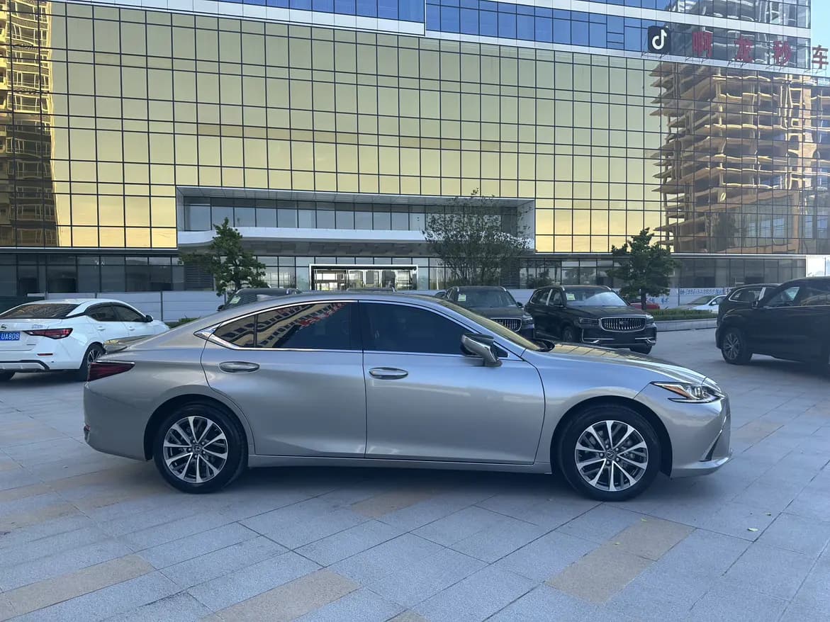 Lexus ES 2023 г. 38333 км. — фото 7