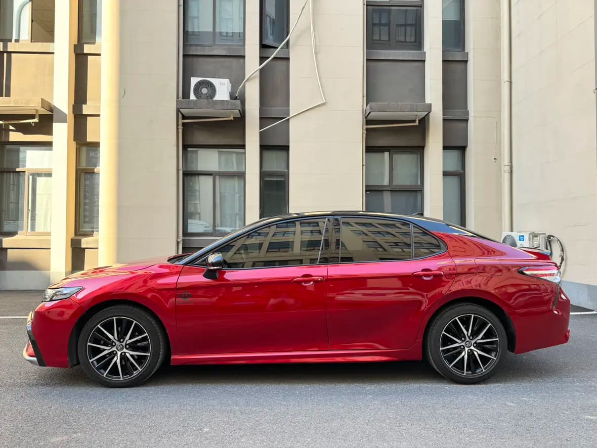 Toyota Camry 2021 г. 76293 км. — фото 4