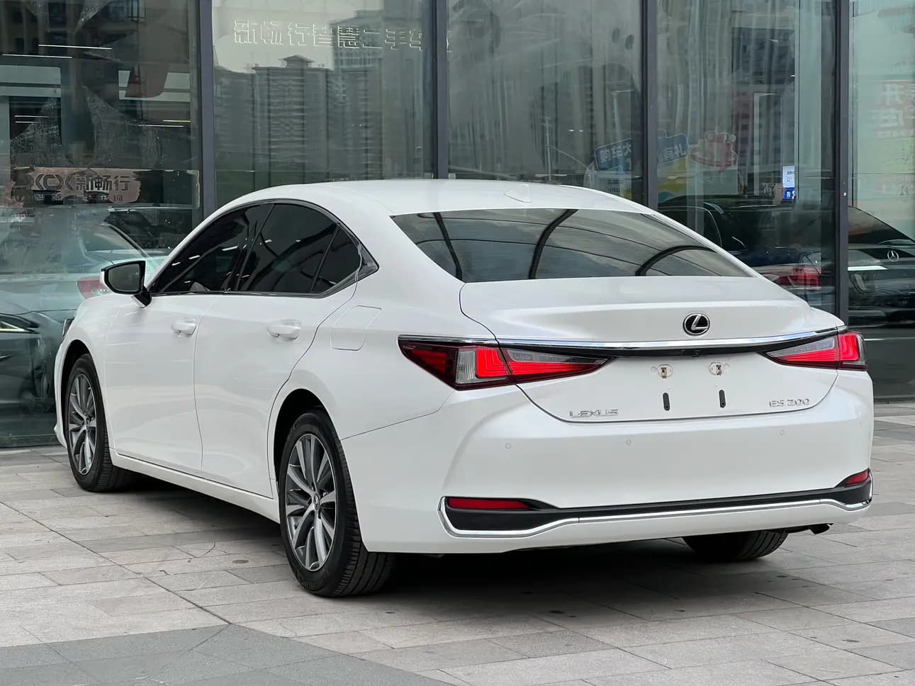 Lexus ES 2021 г. 69035 км. — фото 5