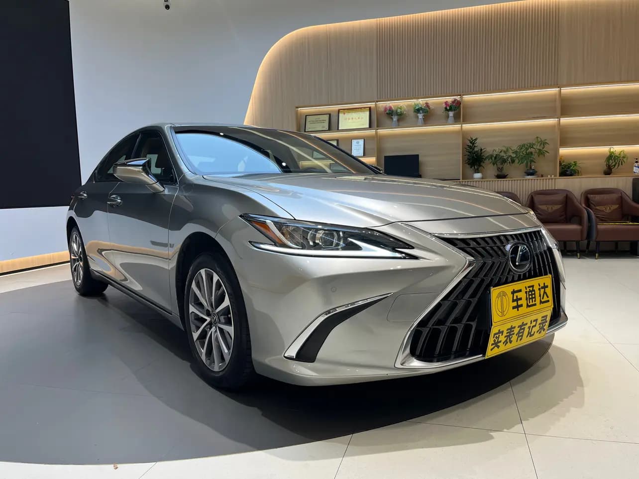 Lexus ES 2024 г. 26038 км. — фото 3
