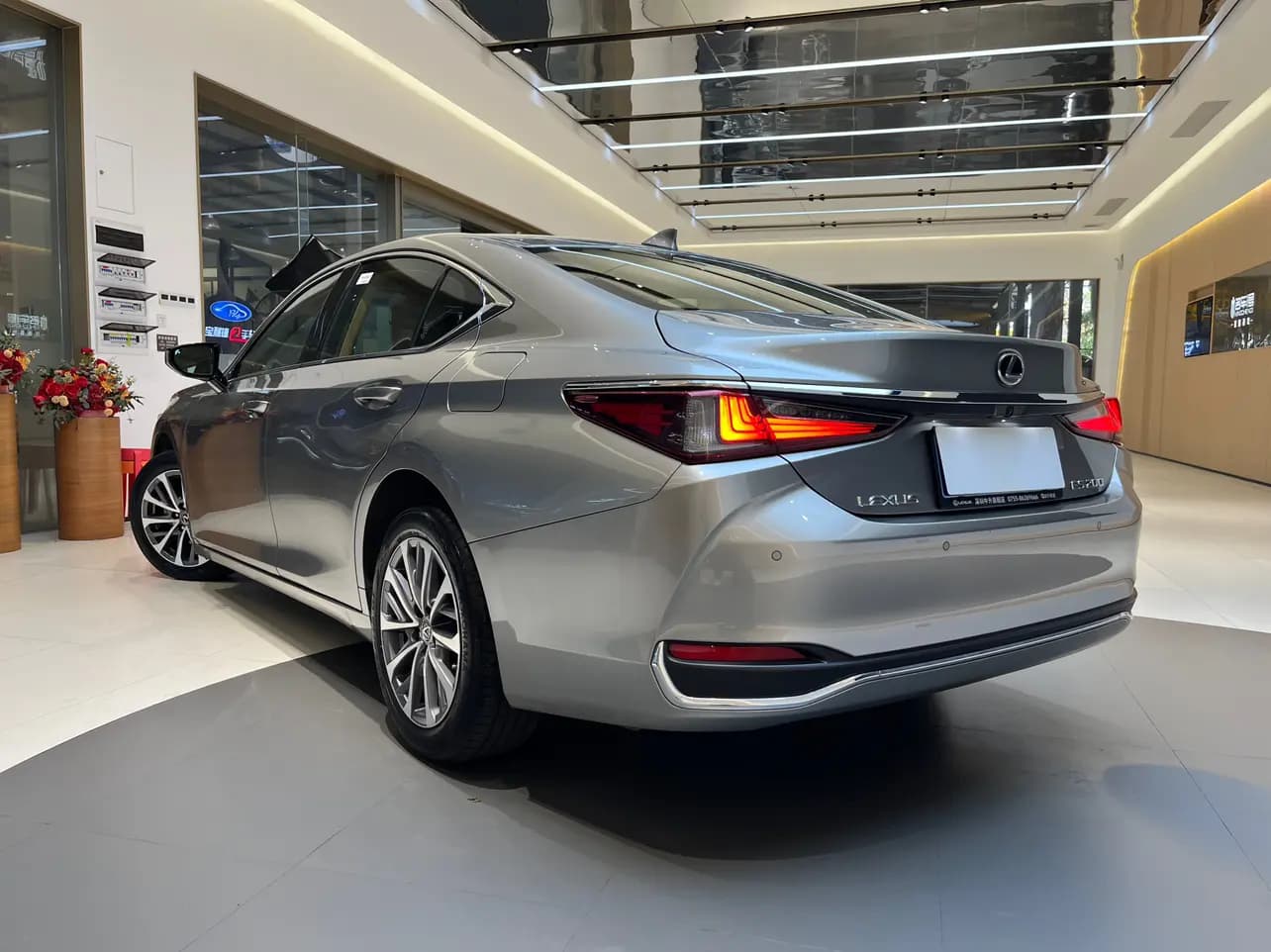 Lexus ES 2024 г. 26038 км. — фото 5
